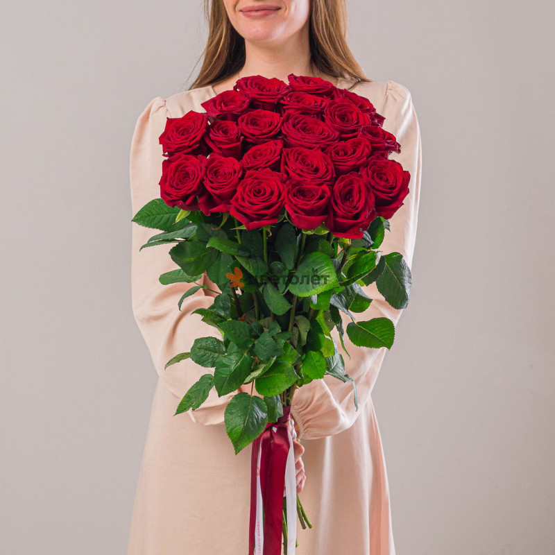 Букет из 25 красных роз 70см 