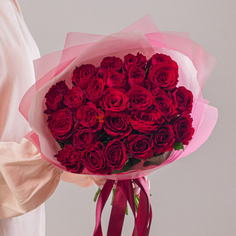 25 красных фирменных роз